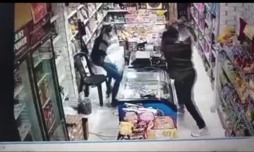 بمطرقة خشبية وإطلاق نار.. اغتيال شاب داخل محله في إدلب(فيديو) بمطرقة خشبية وإطلاق نار.. اغتيال شاب داخل محله في إدلب(فيديو)