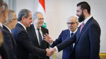 الشرع يبحث مع رئيس الحكومة اللبناني تطوير التعاون الاقتصادي وتعزيز التنسيق الامني الشرع يبحث مع رئيس الحكومة اللبناني تطوير التعاون الاقتصادي وتعزيز التنسيق الامني