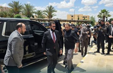 سوريا.. تدخل أمني بعد اقتراب مواطن من موكب الشرع في دير الزور (فيديو) سوريا.. تدخل أمني بعد اقتراب مواطن من موكب الشرع في دير الزور (فيديو)