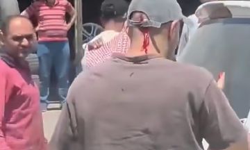 اعتداء وحشي على أب وابنه العائد من أمريكا لقضاء العيد في الرقة يثير غضبا واسعا اعتداء وحشي على أب وابنه العائد من أمريكا لقضاء العيد في الرقة يثير غضبا واسعا