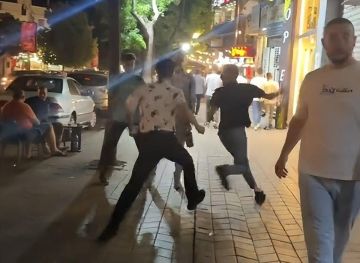 فيديو متداول لـ اشتباك بين سائح آسيوي وشاب سوري .. ما حقيقته؟ فيديو متداول لـ اشتباك بين سائح آسيوي وشاب سوري .. ما حقيقته؟