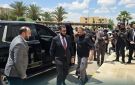 سوريا.. تدخل أمني بعد اقتراب مواطن من موكب الشرع في دير الزور (فيديو)