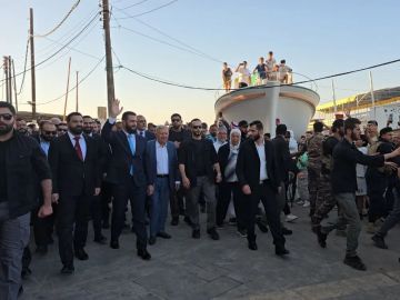 الشرع: سوريا عادت للسوريين وبزيارتنا للساحل نؤكد أن هناك منصة جديدة لإعادة بناء الاقتصاد السوري الشرع: سوريا عادت للسوريين وبزيارتنا للساحل نؤكد أن هناك منصة جديدة لإعادة بناء الاقتصاد السوري