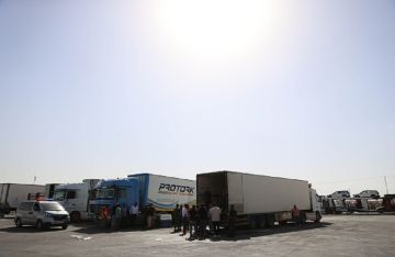 احتجاجات سائقي الشاحنات في محيط معبر نصيب الحدودي احتجاجات سائقي الشاحنات في محيط معبر نصيب الحدودي
