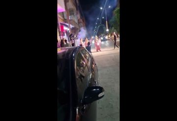 سوريا.. جدل حول افتتاح صالون تجميل في النبك ومطالبات بمراعاة خصوصية المدينة (فيديو) سوريا.. جدل حول افتتاح صالون تجميل في النبك ومطالبات بمراعاة خصوصية المدينة (فيديو)