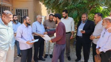 تكريم رئيس مجلس مدينة الرقة وسائقي الآليات الثقيلة تقديرا لجهودهم خلال الفيضانات تكريم رئيس مجلس مدينة الرقة وسائقي الآليات الثقيلة تقديرا لجهودهم خلال الفيضانات