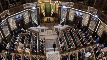 البرلمان يقر نظامه الداخلي.. وحظر تمجيد النظام المخلوع والدعوة إلى التقسيم ضمن أبرز مواده البرلمان يقر نظامه الداخلي.. وحظر تمجيد النظام المخلوع والدعوة إلى التقسيم ضمن أبرز مواده