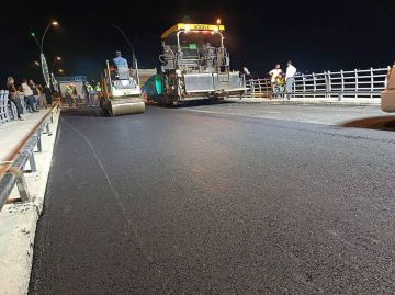 إنجاز أعمال تزفيت الجسر الجديد في الرقة إنجاز أعمال تزفيت الجسر الجديد في الرقة
