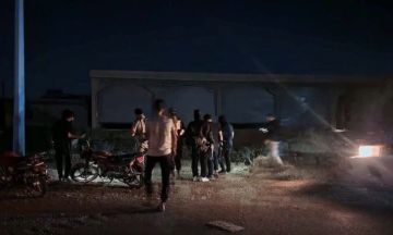 ديرالزور: إصابة عدد من عناصر الأمن الداخلي بانفجار عبوة ناسفة استهدفت دوريتهم في الباغوز ديرالزور: إصابة عدد من عناصر الأمن الداخلي بانفجار عبوة ناسفة استهدفت دوريتهم في الباغوز
