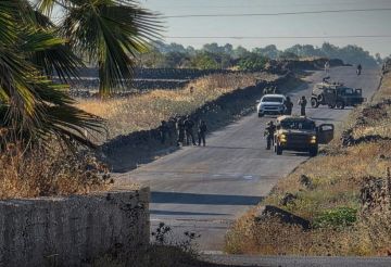 سوريا.. الجيش الإسرائيلي يفتش المارة تحت غطاء المسيرات بعد توغله في ريف القنيطرة سوريا.. الجيش الإسرائيلي يفتش المارة تحت غطاء المسيرات بعد توغله في ريف القنيطرة