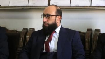 سوريا: جدل واسع بعد ظهور نائب محافظ الرقة شادي الويسي خلال جولة رسمية سوريا: جدل واسع بعد ظهور نائب محافظ الرقة شادي الويسي خلال جولة رسمية