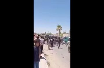 خلال زيارته رأس العين...تعرض موكب محافظ الحسكة للرشق بالحجارة