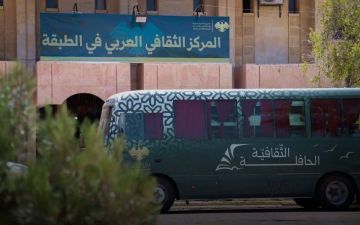 الحافلة الثقافية تصل إلى الطبقة ضمن جولتها الأولى في محافظة الرقة