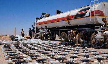 الجمارك: إحباط محاولة تهريب شحنة كبيرة من الأسلحة والصواريخ والطائرات المسيرة في منفذ التنف الحدودي الجمارك: إحباط محاولة تهريب شحنة كبيرة من الأسلحة والصواريخ والطائرات المسيرة في منفذ التنف الحدودي