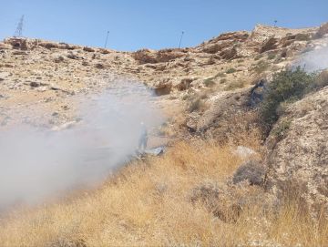 سوريا.. احتراق سيارة ووفاة سائقها بعد سقوطها من تلة الجندي المجهول في دمشق (صور فيديو) سوريا.. احتراق سيارة ووفاة سائقها بعد سقوطها من تلة الجندي المجهول في دمشق (صور فيديو)