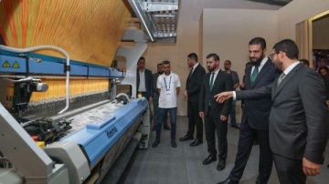 الرئيس الشرع يطلع على ابتكارات وتقنيات قطاع النسيج في معرض ناس تكس 2026 الرئيس الشرع يطلع على ابتكارات وتقنيات قطاع النسيج في معرض ناس تكس 2026