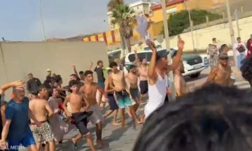إسبانيا : بعد عبور آلاف المغاربة.. سلطات سبتة تطلب تدخل الجيش ( فيديو ) إسبانيا : بعد عبور آلاف المغاربة.. سلطات سبتة تطلب تدخل الجيش ( فيديو )
