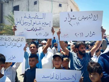 وقفة احتجاجية في مدينة الطبقة تطالب بالإصلاح ومحاسبة الفاسدين وقفة احتجاجية في مدينة الطبقة تطالب بالإصلاح ومحاسبة الفاسدين
