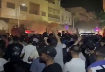 سوريا.. عودة الهدوء إلى مدينة السلمية بعد الإفراج عن معتقلين جراء مشاجرة مع شباب من البدو (فيديو) سوريا.. عودة الهدوء إلى مدينة السلمية بعد الإفراج عن معتقلين جراء مشاجرة مع شباب من البدو (فيديو)