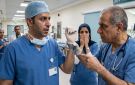 سوري انتحل صفة جراح أعصاب لسنوات و الصدفة تكشف أمره !