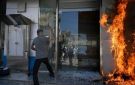 لبنان : مودعون يضرمون النار أمام بنوك في بيروت