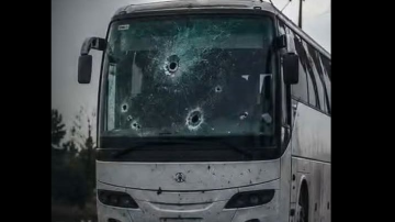 مقتل شخصين وإصابة ثلاثة آخرين باستهداف حافلة تقل طلاب وأساتذة غرب حلب مقتل شخصين وإصابة ثلاثة آخرين باستهداف حافلة تقل طلاب وأساتذة غرب حلب