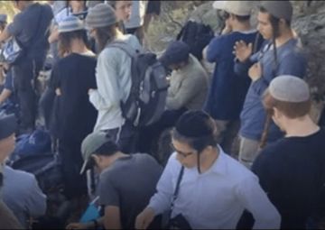 الجيش الإسرائيلي يقوم بإعادة ثلاثة مستوطنين تسللوا إلى سوريا الجيش الإسرائيلي يقوم بإعادة ثلاثة مستوطنين تسللوا إلى سوريا