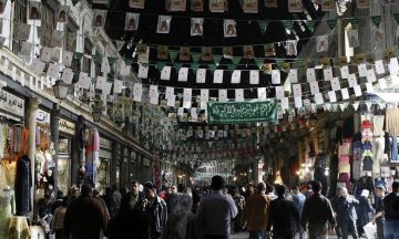 يورونيوز: ذكرى المولد النبوي تشعل جدلا واسعا في سوريا.. عطلة رسمية وانقسام حاد مع التيارات السلفية