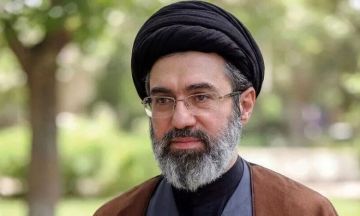خامنئي يدعو إلى تقليل الاعتماد على الدولار