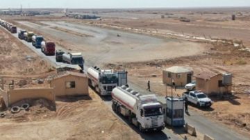 عبور أكثر من 65 ألف صهريج فيول عبر منفذ التنف الحدودي مع العراق منذ افتتاحه عبور أكثر من 65 ألف صهريج فيول عبر منفذ التنف الحدودي مع العراق منذ افتتاحه