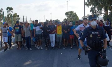 إسبانيا تستغيث بـ فرونتكس ويوروبول لمواجهة تداعيات تدفق المهاجرين إسبانيا تستغيث بـ فرونتكس ويوروبول لمواجهة تداعيات تدفق المهاجرين