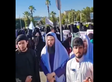 من ساحة الأمويين إلى اللباس الشرعي.. مظاهرة جديدة لتحديد ما نرتديه في دمشق من ساحة الأمويين إلى اللباس الشرعي.. مظاهرة جديدة لتحديد ما نرتديه في دمشق