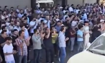 اعتصام سلمي في عين منين للمطالبة بالإفراج عن الموقوفين.. والداخلية تؤكد استكمال الإجراءات تمهيدا لإخلاء سبيلهم اعتصام سلمي في عين منين للمطالبة بالإفراج عن الموقوفين.. والداخلية تؤكد استكمال الإجراءات تمهيدا لإخلاء سبيلهم