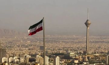إيران تطرد دبلوماسيين فرنسيين عقب توقيفهما في موقع اجتماع سري إيران تطرد دبلوماسيين فرنسيين عقب توقيفهما في موقع اجتماع سري