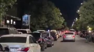 طوابير البنزين تعود إلى محطات الوقود في سوريا مع توسع الأزمة بعدة محافظات طوابير البنزين تعود إلى محطات الوقود في سوريا مع توسع الأزمة بعدة محافظات