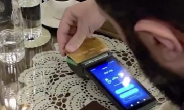 لأول مرة في قلب دمشق.. الشرع يدفع ببطاقة فيزا بعد رفع سوريا من قائمة الإرهاب لأول مرة في قلب دمشق.. الشرع يدفع ببطاقة فيزا بعد رفع سوريا من قائمة الإرهاب