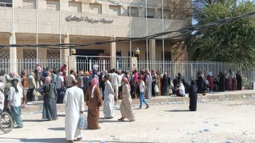 تراجع سقف تبديل العملة في مصرف الحسكة المركزي إلى مليون ليرة سورية يفاقم أعباء الأهالي تراجع سقف تبديل العملة في مصرف الحسكة المركزي إلى مليون ليرة سورية يفاقم أعباء الأهالي