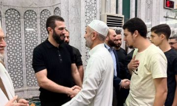 الرئيس الشرع يؤدي صلاة الفجر برفقة مفتي الجمهورية في دمشق الرئيس الشرع يؤدي صلاة الفجر برفقة مفتي الجمهورية في دمشق