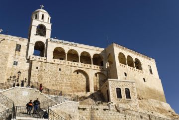 سوريا.. كنائس صيدنايا تلغي الاحتفالات بالأعياد وتكتفي بالصلوات احتجاجا على الأوضاع الراهنة سوريا.. كنائس صيدنايا تلغي الاحتفالات بالأعياد وتكتفي بالصلوات احتجاجا على الأوضاع الراهنة
