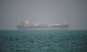 عشرات الصواريخ والمسيرات نحو السعودية.. الحوثيون يعلنون استهداف الرياض ومنشآت أرامكو في ينبع عشرات الصواريخ والمسيرات نحو السعودية.. الحوثيون يعلنون استهداف الرياض ومنشآت أرامكو في ينبع