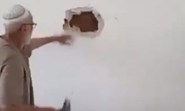 مسن يخفي مكتبة ابنه خلف جدار لحمايتها سنوات طويلة.. ثم يعيد إخراجها بعد عودته إلى حمص مسن يخفي مكتبة ابنه خلف جدار لحمايتها سنوات طويلة.. ثم يعيد إخراجها بعد عودته إلى حمص