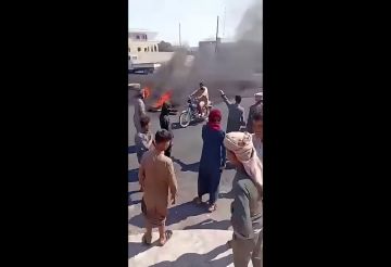 احتجاجات المحروقات تتسع شرق سوريا.. قطع طرق حيوية لليوم الثاني (فيديوهات) احتجاجات المحروقات تتسع شرق سوريا.. قطع طرق حيوية لليوم الثاني (فيديوهات)