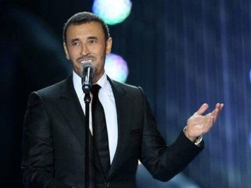 كاظم الساهر يعتذر للسيدات خلال حفله بالقاهرة كاظم الساهر يعتذر للسيدات خلال حفله بالقاهرة