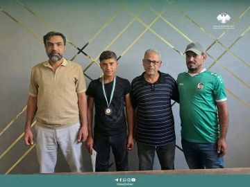 مديرية الرياضة تكرم لاعب منتخب دير الزور للجمباز مديرية الرياضة تكرم لاعب منتخب دير الزور للجمباز