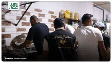 الضابطة المشتركة تقوم بجولة رقابية على المطاعم والمحال التجارية في مدينة عفرين، شملت الجولة التحقق من النظافة العامة، وسلامة حفظ وتخزين المواد الغذائية، والتزام العاملين بالشروط الصحية، إضافة إلى التحقق من صلاحية المواد المعروضة ومطابقتها للمواصفات المعتمدة. الضابطة المشتركة تقوم بجولة رقابية على المطاعم والمحال التجارية في مدينة عفرين، شملت الجولة التحقق من النظافة العامة، وسلامة حفظ وتخزين المواد الغذائية، والتزام العاملين بالشروط الصحية، إضافة إلى التحقق من صلاحية المواد المعروضة ومطابقتها للمواصفات المعتمدة.