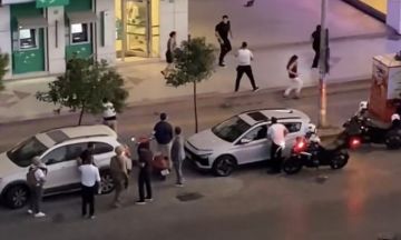 شاب يحتجز 5 موظفين رهائن داخل بنك في إزمير بعد الاستيلاء على سلاح الحارس شاب يحتجز 5 موظفين رهائن داخل بنك في إزمير بعد الاستيلاء على سلاح الحارس