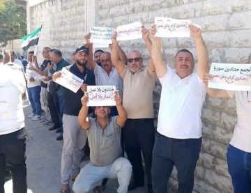 احتجاج أصحاب منشآت تصنيع التريلات أمام وزارة الصناعة رفضا لشروط جديدة احتجاج أصحاب منشآت تصنيع التريلات أمام وزارة الصناعة رفضا لشروط جديدة