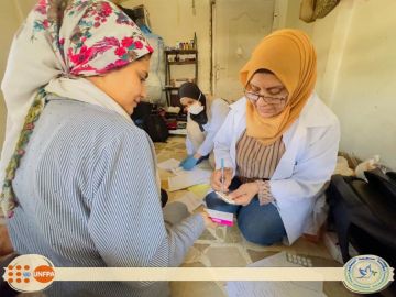 استمرار خدمات فريق الصحة الإنجابية الجوال في مراكز الإيواء بالقامشلي