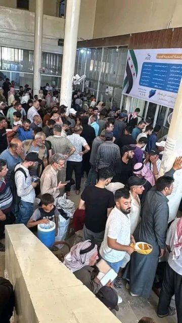 ساعات من الانتظار.. معاناة المواطنين في مركز استبدال العملة بالحسكة ساعات من الانتظار.. معاناة المواطنين في مركز استبدال العملة بالحسكة