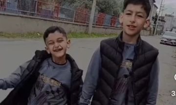 من مرسين إلى تل أبيض.. وصول جثماني الطفلين السوريين مازن ويزن بعد غرقهما في قناة ري بتركيا من مرسين إلى تل أبيض.. وصول جثماني الطفلين السوريين مازن ويزن بعد غرقهما في قناة ري بتركيا